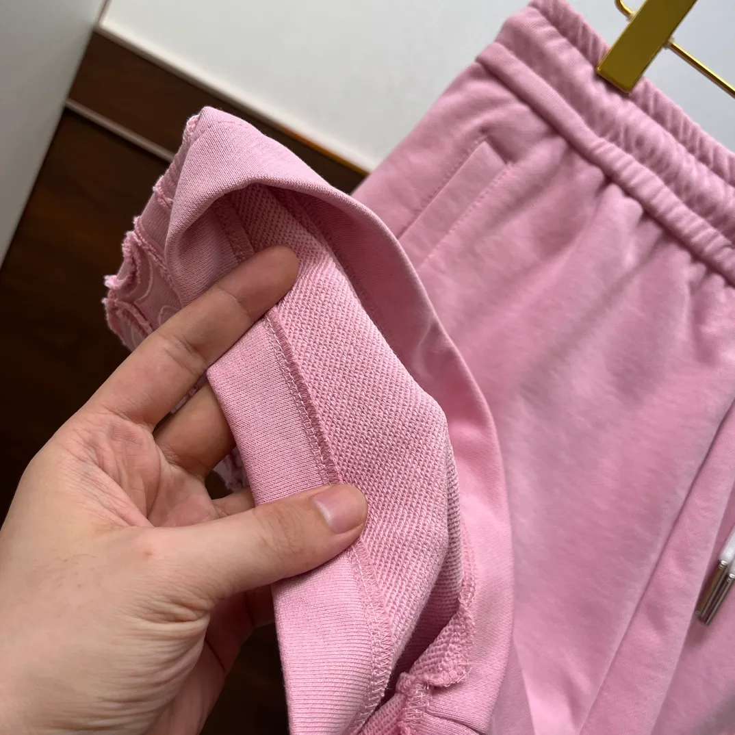 The Queen Mother's three-standard complete 2026 summer New Arrival men's casual shorts, advanced custom-made fabric Breathable fabric, Breathable elasticity and comfort, impeccable details, top-grade accessories, original logo design concept, delicate and soft feel! The upper body fit is awesome! Size: M-XXXL Please state your height and weight when ordering